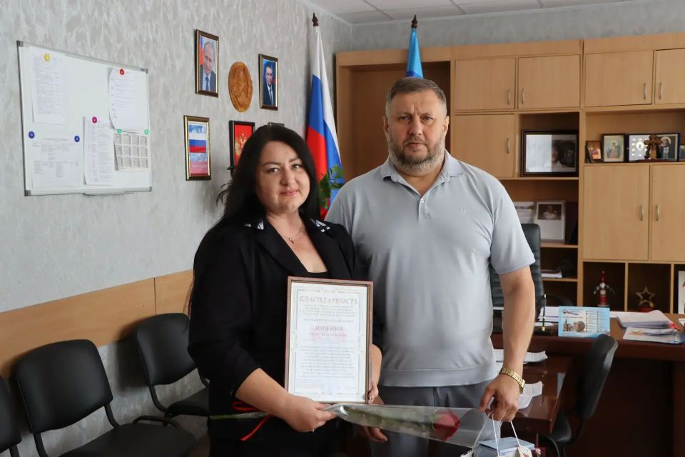Глава Лутугинского округа поздравил медиков с профессиональным праздником Глава Лутугинского округа поздравил медиков с профессиональным праздником