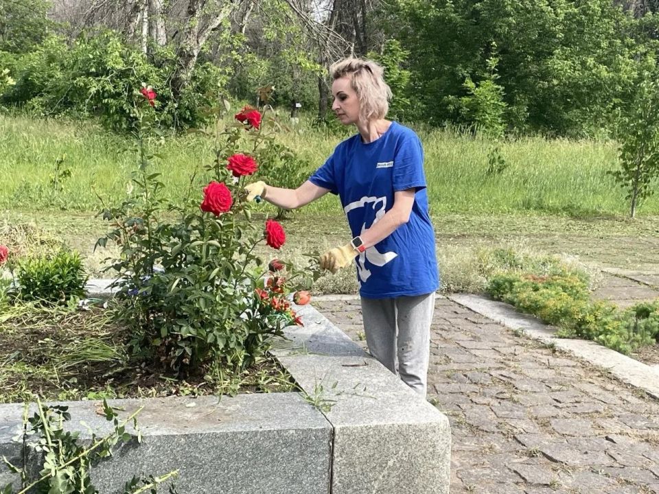 В преддверии памятной даты «Дня памяти и скорби» активисты местного отделения ВПП «Единая Россия» провели субботники в Молодогвардейском городском парке у Памятного знака «Погибшим ополченцам и мирным жителям города... В преддверии памятной даты «Дня памяти и скорби» активисты местного отделения ВПП «Единая Россия» провели субботники в Молодогвардейском городском парке у Памятного знака «Погибшим ополченцам и мирным жителям города...