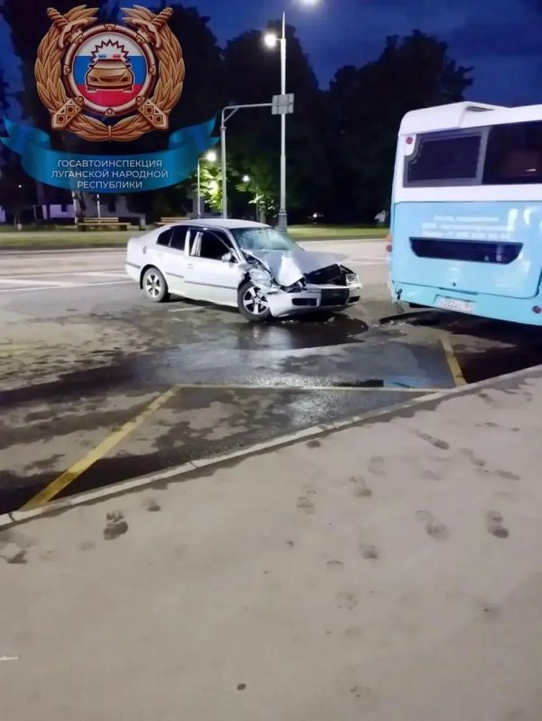 В Луганске водитель «Шкоды» врезался в стоящий на остановке автобус
