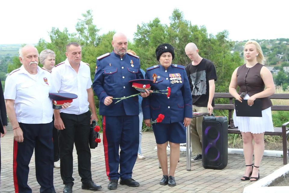 Сегодня, в преддверии особой памятной даты, мы собрались у мемориала памяти погибших краснодонских ополченцев и бойцов Народной милиции — в месте, где когда-то наши люди встали на защиту родной земли Сегодня, в преддверии особой памятной даты, мы собрались у мемориала памяти погибших краснодонских ополченцев и бойцов Народной милиции — в месте, где когда-то наши люди встали на защиту родной земли