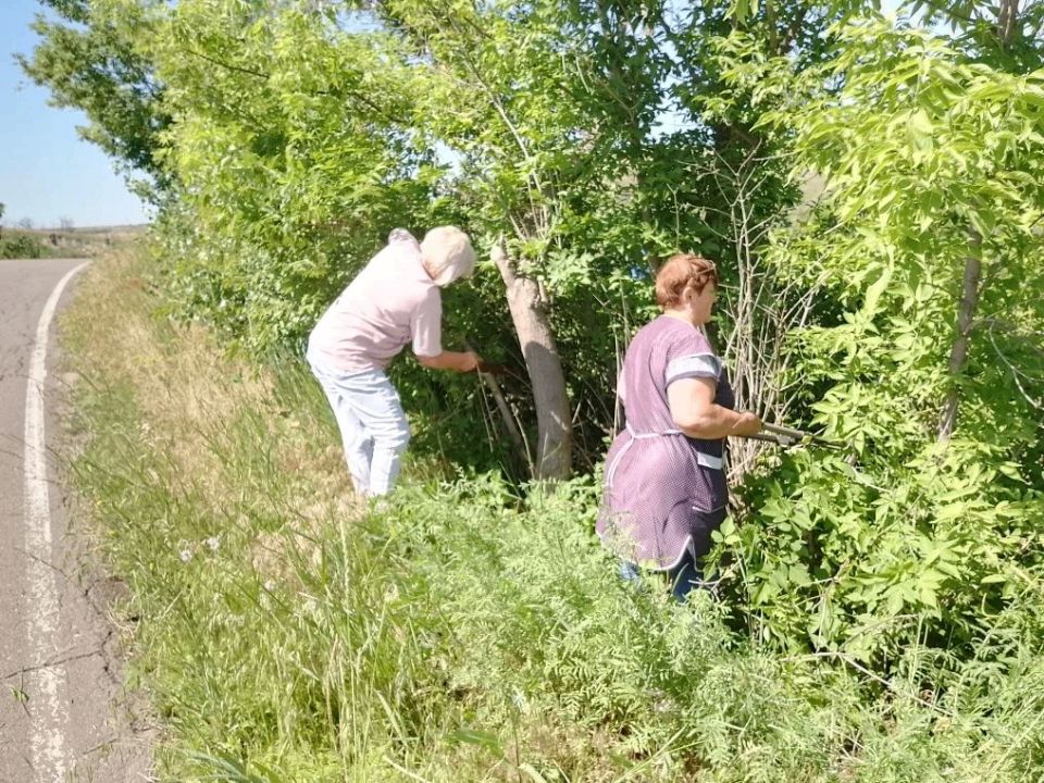 На территории отдела по обеспечению жизнедеятельности пгт Бугаёвка продолжаются ежедневные работы по благоустройству поселка На территории отдела по обеспечению жизнедеятельности пгт Бугаёвка продолжаются ежедневные работы по благоустройству поселка