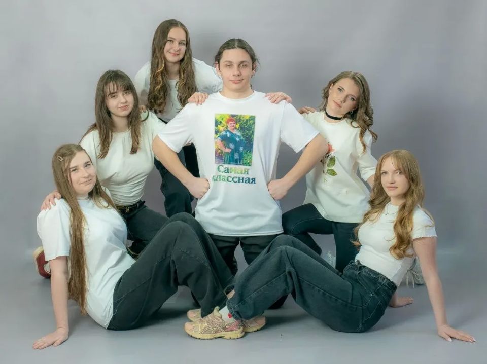Выпуск 2026 года Алчевской гимназии им. П.Н. Липовенко — настоящая команда, которая прошла долгий и увлекательный путь вместе! Выпуск 2026 года Алчевской гимназии им. П.Н. Липовенко — настоящая команда, которая прошла долгий и увлекательный путь вместе!
