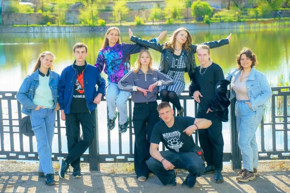 Выпуск 2026 года Алчевской гимназии им. П.Н. Липовенко — настоящая команда, которая прошла долгий и увлекательный путь вместе! Выпуск 2026 года Алчевской гимназии им. П.Н. Липовенко — настоящая команда, которая прошла долгий и увлекательный путь вместе!