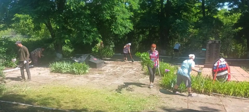 Накануне Дня памяти и скорби состоялся субботник, в котором приняли участие сотрудники отдела по жизнеобеспечению пгт Северный, с. Давыдо-Никольское, с. Великий Суходол, работники культуры, а также неравнодушные жители Накануне Дня памяти и скорби состоялся субботник, в котором приняли участие сотрудники отдела по жизнеобеспечению пгт Северный, с. Давыдо-Никольское, с. Великий Суходол, работники культуры, а также неравнодушные жители