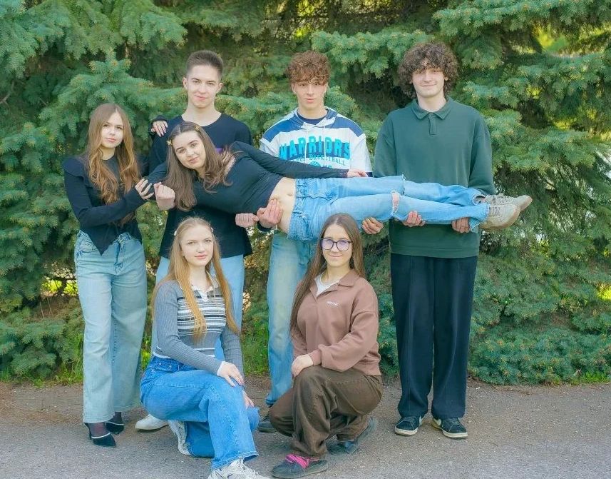 Выпуск 2026 года Алчевской гимназии им. П.Н. Липовенко — настоящая команда, которая прошла долгий и увлекательный путь вместе! Выпуск 2026 года Алчевской гимназии им. П.Н. Липовенко — настоящая команда, которая прошла долгий и увлекательный путь вместе!