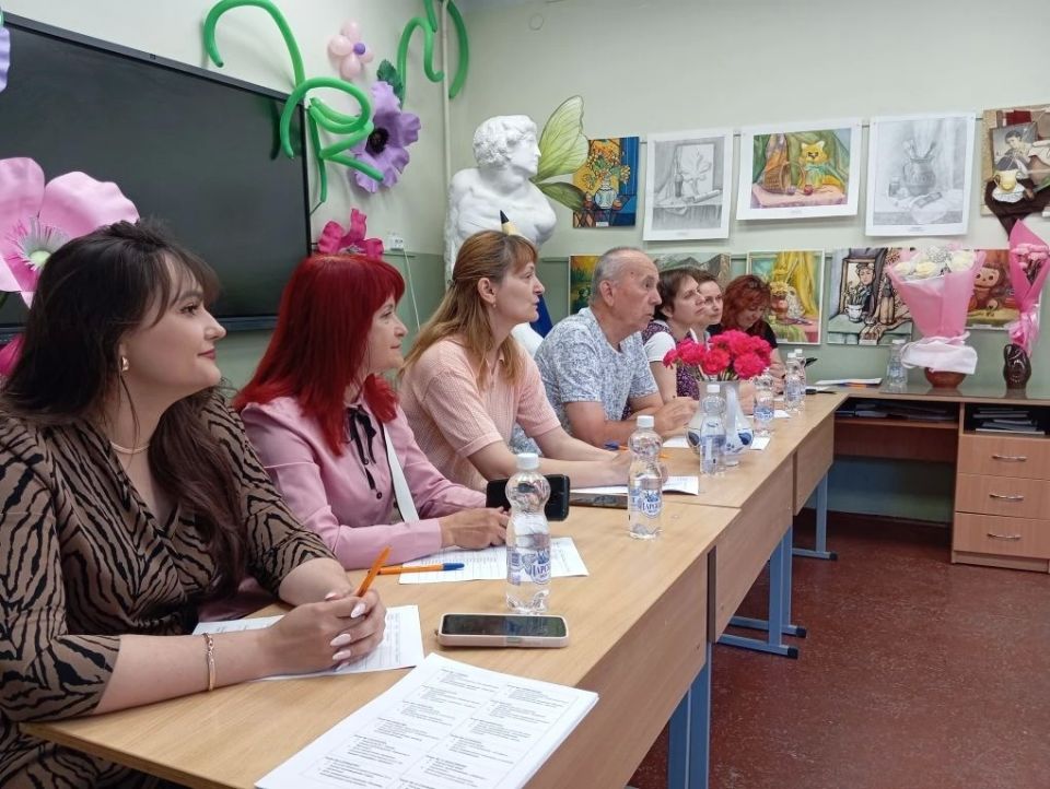 Творческий триумф юных талантов: в Алчевске состоялась защита дипломных работ выпускниками детской художественной школы Творческий триумф юных талантов: в Алчевске состоялась защита дипломных работ выпускниками детской художественной школы