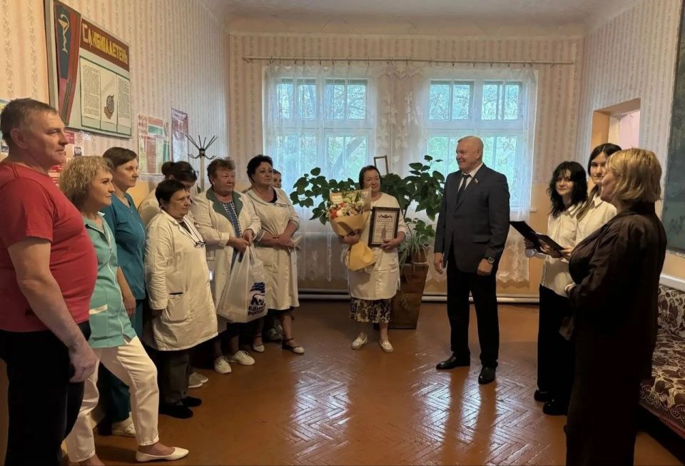 В преддверии профессионального праздника - Дня медицинского работника — Владимир Шавлай, секретарь местного отделения партии «ЕДИНАЯ РОССИЯ» посетил коллектив ГБУЗ «КЦГМБ» ЛНР Врачебной амбулатории пгт В преддверии профессионального праздника - Дня медицинского работника — Владимир Шавлай, секретарь местного отделения партии «ЕДИНАЯ РОССИЯ» посетил коллектив ГБУЗ «КЦГМБ» ЛНР Врачебной амбулатории пгт