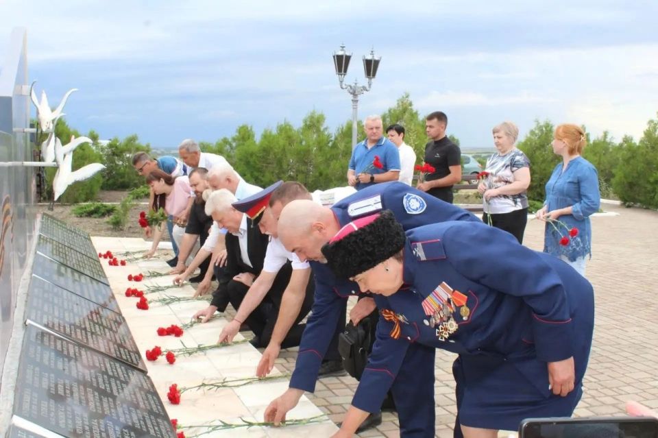В преддверии особой памятной даты, представители Администрации, местного отделения ВПП «Единая Россия», ветераны СВО собрались у мемориала памяти погибших краснодонских ополченцев и бойцов Народной милиции — в месте, где... В преддверии особой памятной даты, представители Администрации, местного отделения ВПП «Единая Россия», ветераны СВО собрались у мемориала памяти погибших краснодонских ополченцев и бойцов Народной милиции — в месте, где...