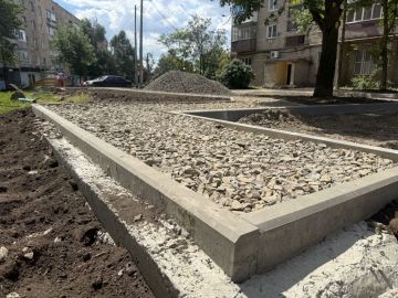В Краснодоне на территории микрорайона Микроцентр, у дома № 25, благоустройство дорожной инфраструктуры перешло в завершающую фазу