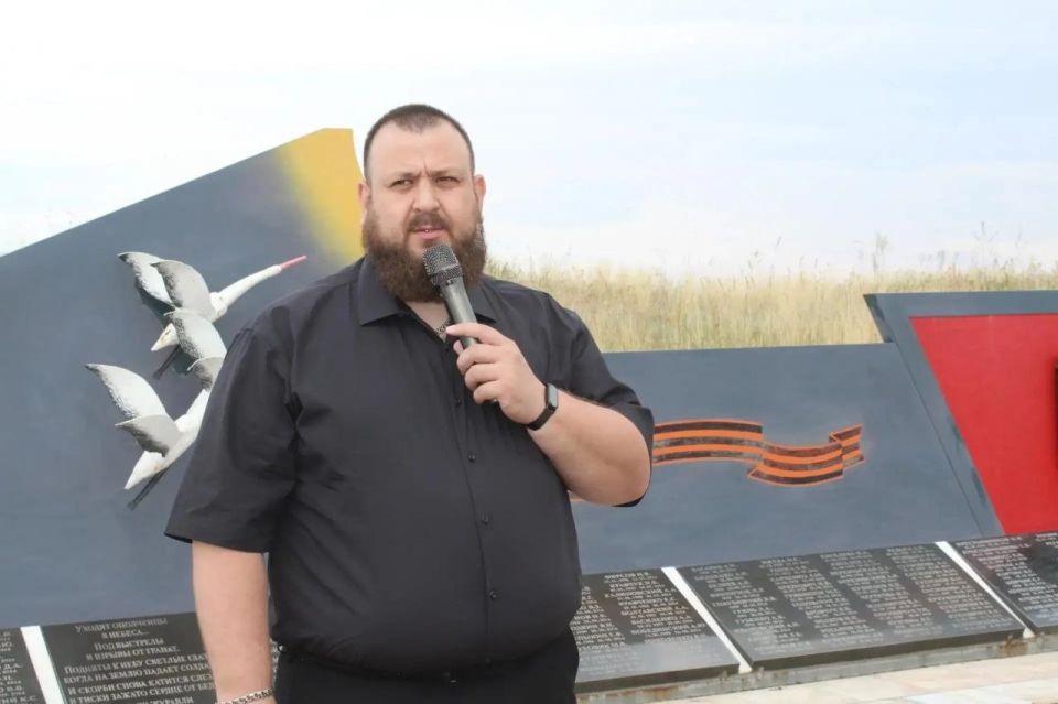 В преддверии особой памятной даты, представители Администрации, местного отделения ВПП «Единая Россия», ветераны СВО собрались у мемориала памяти погибших краснодонских ополченцев и бойцов Народной милиции — в месте, где... В преддверии особой памятной даты, представители Администрации, местного отделения ВПП «Единая Россия», ветераны СВО собрались у мемориала памяти погибших краснодонских ополченцев и бойцов Народной милиции — в месте, где...