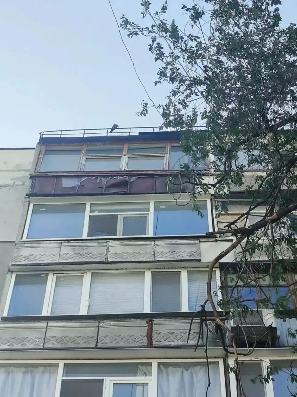 Прокуратурой ЛНР проведена проверка в связи с распространением в сети Интернет информации об обрушении в г. Луганске бетонной плиты балкона многоквартирного дома на пешеходный тротуар Прокуратурой ЛНР проведена проверка в связи с распространением в сети Интернет информации об обрушении в г. Луганске бетонной плиты балкона многоквартирного дома на пешеходный тротуар