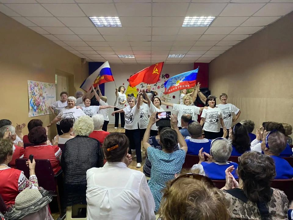 В Краснодонском комплексном центре социального обслуживания населения прошел выпускной 2025-2026 учебного года для слушателей "Университета III возраста" В Краснодонском комплексном центре социального обслуживания населения прошел выпускной 2025-2026 учебного года для слушателей "Университета III возраста"