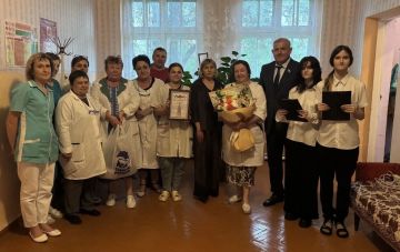 В преддверии профессионального праздника - Дня медицинского работника — Владимир Шавлай, секретарь местного отделения партии «ЕДИНАЯ РОССИЯ» посетил коллектив ГБУЗ «КЦГМБ» ЛНР Врачебной амбулатории пгт