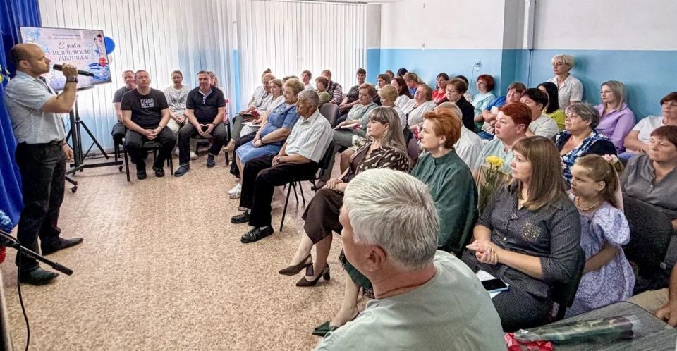 В Новосветловском районном Доме культуры состоялось праздничное мероприятие «Наша надежда и опора», посвященное Дню медицинского работника В Новосветловском районном Доме культуры состоялось праздничное мероприятие «Наша надежда и опора», посвященное Дню медицинского работника