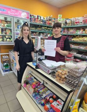 С продавцами Рубежного полицейские поговорили об ответственности за продажу алкоголя и сигарет несовершеннолетним лицам
