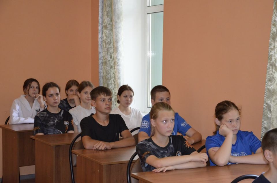 В Лутугинской спортивной школе прошел «ГосСтарт.Диалог»: депутат пообщался с юными спортсменами В Лутугинской спортивной школе прошел «ГосСтарт.Диалог»: депутат пообщался с юными спортсменами