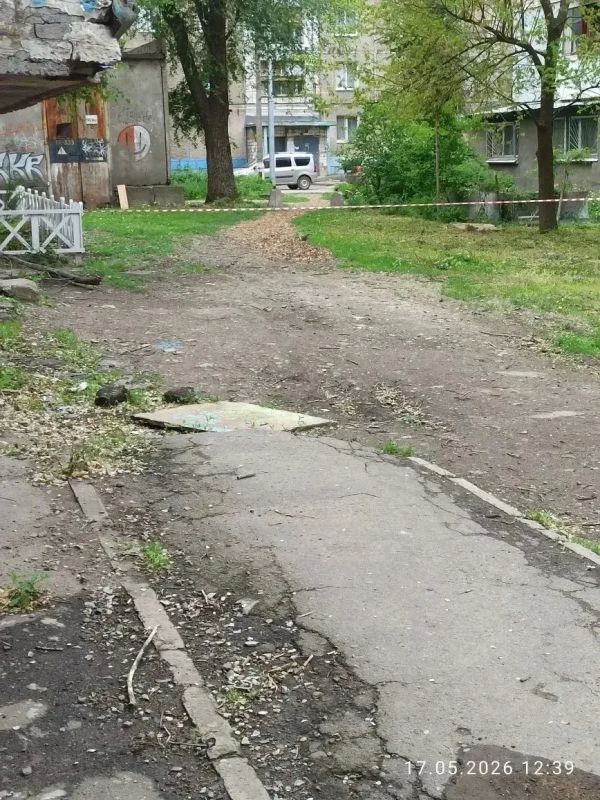 Прокуратурой ЛНР проведена проверка в связи с распространением в сети Интернет информации об обрушении в г. Луганске бетонной плиты балкона многоквартирного дома на пешеходный тротуар Прокуратурой ЛНР проведена проверка в связи с распространением в сети Интернет информации об обрушении в г. Луганске бетонной плиты балкона многоквартирного дома на пешеходный тротуар