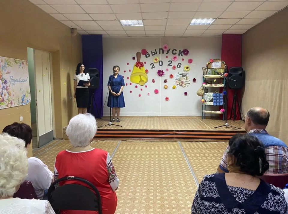 В Краснодонском комплексном центре социального обслуживания населения прошел выпускной 2025-2026 учебного года для слушателей "Университета III возраста" В Краснодонском комплексном центре социального обслуживания населения прошел выпускной 2025-2026 учебного года для слушателей "Университета III возраста"