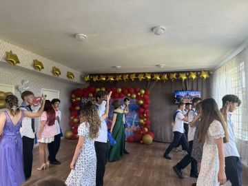 На Краснодонщине началась пора выпускных! Выпускники прощаются со школой, с учителями и друзьями, с которыми провели незабываемые годы