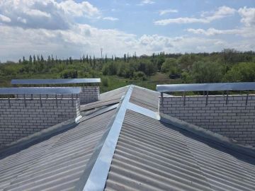 Калужские строители завершили кровельные работы на жилом доме в городе Золотое