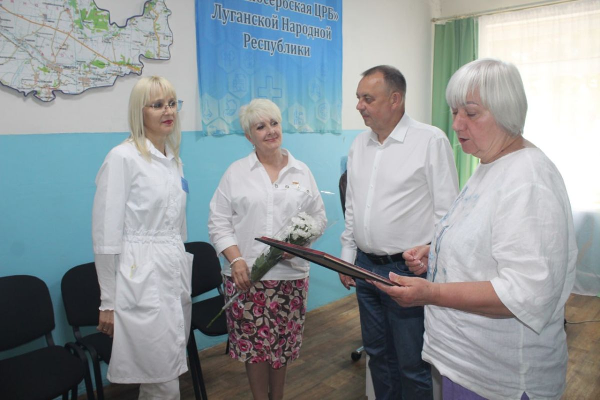 Единороссы Славяносербщины поздравили медиков с профессиональным праздником Единороссы Славяносербщины поздравили медиков с профессиональным праздником