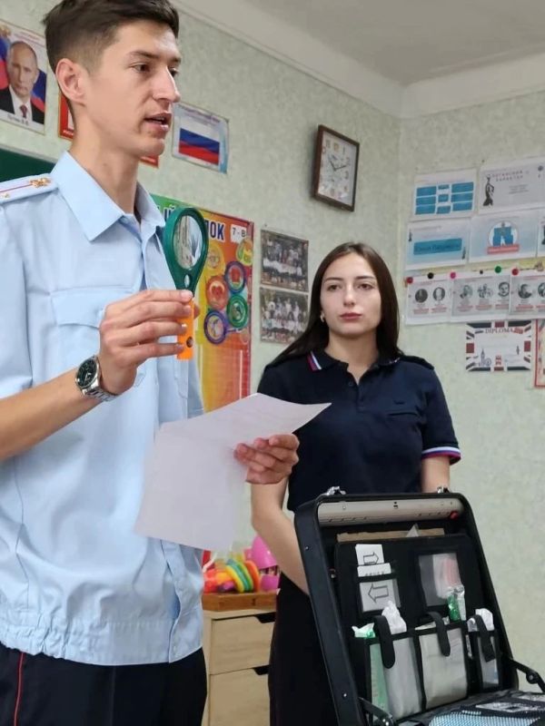 О своей службе и безопасности в период летних каникул полицейские рассказали детворе, посещающей летнюю площадку «Калейдоскоп» О своей службе и безопасности в период летних каникул полицейские рассказали детворе, посещающей летнюю площадку «Калейдоскоп»