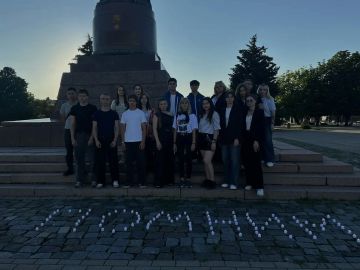 В преддверии Дня памяти и скорби представители молодежи Краснодонского муниципального округа присоединились к международной акции «Свеча памяти»