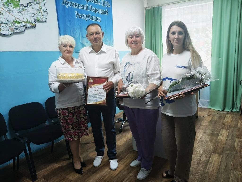 Единороссы Славяносербщины поздравили медиков с профессиональным праздником Единороссы Славяносербщины поздравили медиков с профессиональным праздником