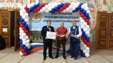 В Новоайдаре официальный представитель Тамбовской области поздравил работников медицины