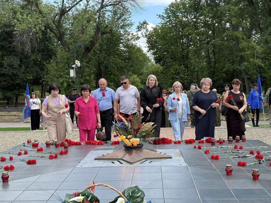 Сегодня, в День памяти и скорби, на площади Героев Великой Отечественной войны собрались руководители городских организаций и предприятий, представители духовенства, активисты местного отделения партии «Единая Россия»... Сегодня, в День памяти и скорби, на площади Героев Великой Отечественной войны собрались руководители городских организаций и предприятий, представители духовенства, активисты местного отделения партии «Единая Россия»...