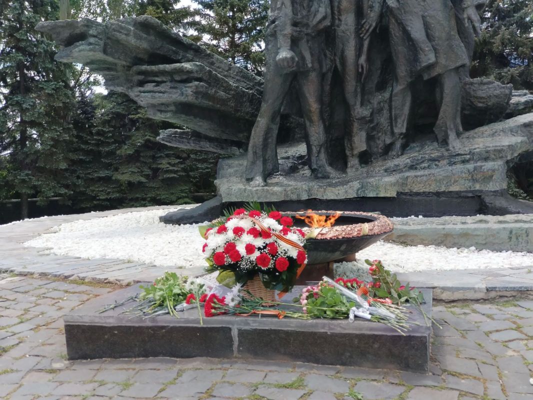Возложение цветов, посвященное Дню памяти и скорби Возложение цветов, посвященное Дню памяти и скорби