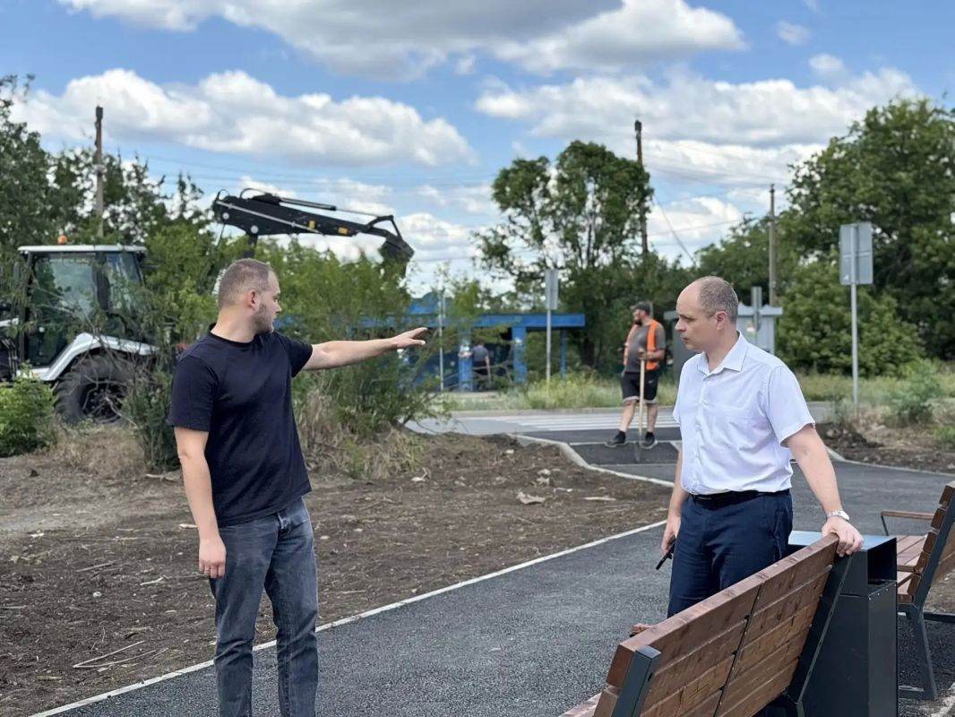 Сегодня совместно с начальником управления строительства, архитектуры и земельных отношений Администрации проинспектировали ход работ по благоустройству сквера на улице Литвинова Сегодня совместно с начальником управления строительства, архитектуры и земельных отношений Администрации проинспектировали ход работ по благоустройству сквера на улице Литвинова