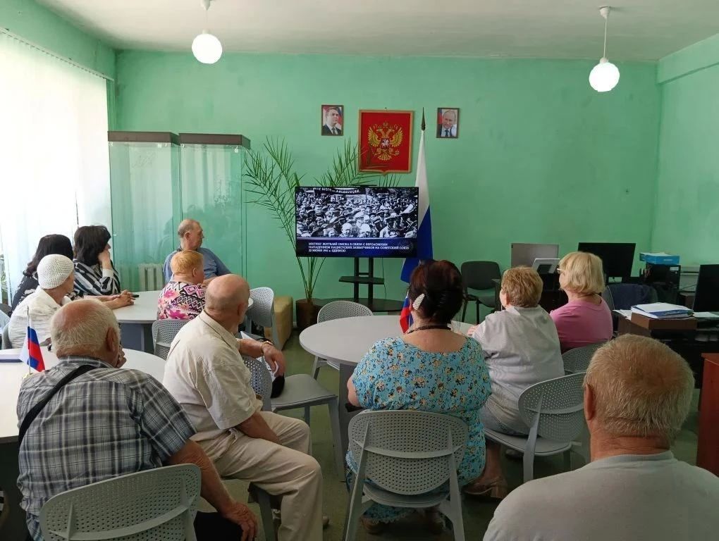 В Кировском историко-художественном музее представители ветеранской организации приняли участие в общероссийской минуте молчания, посвященной Дню памяти и скорби – дню начала Великой Отечественной войны (1941 год), посмотрев... В Кировском историко-художественном музее представители ветеранской организации приняли участие в общероссийской минуте молчания, посвященной Дню памяти и скорби – дню начала Великой Отечественной войны (1941 год), посмотрев...