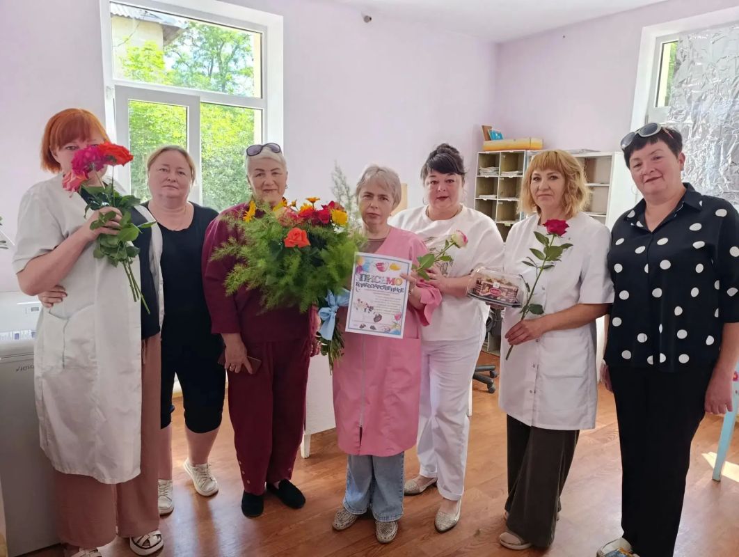 В пгт Комиссаровка начальник отдела по обеспечению жизнедеятельности пгт Комиссаровка Валентина Лазарева, сотрудники библиотеки и Дома культуры цветами и благодарственным письмом поздравили работников Комиссаровской...