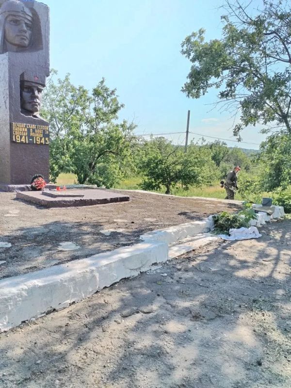 В поселке Таловое провели субботник у памятного места В поселке Таловое провели субботник у памятного места