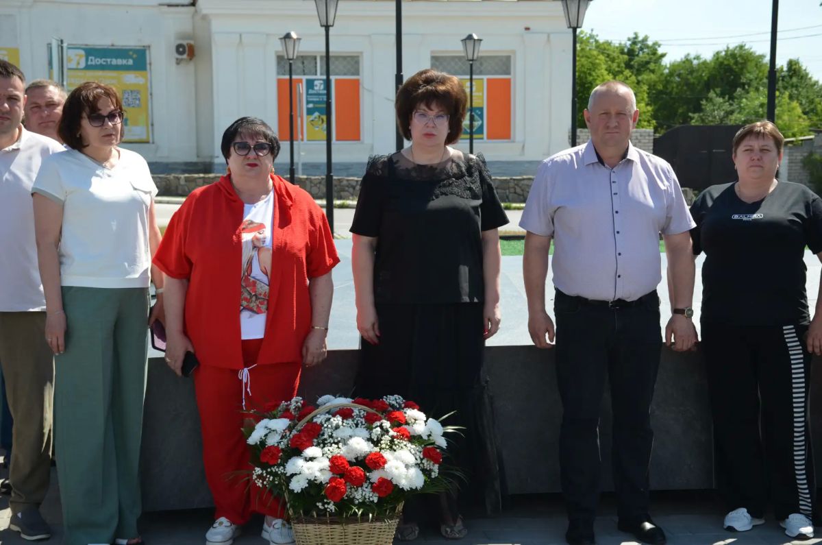Память, объединяющая поколения: Новоайдарский округ почтил память о героях Память, объединяющая поколения: Новоайдарский округ почтил память о героях