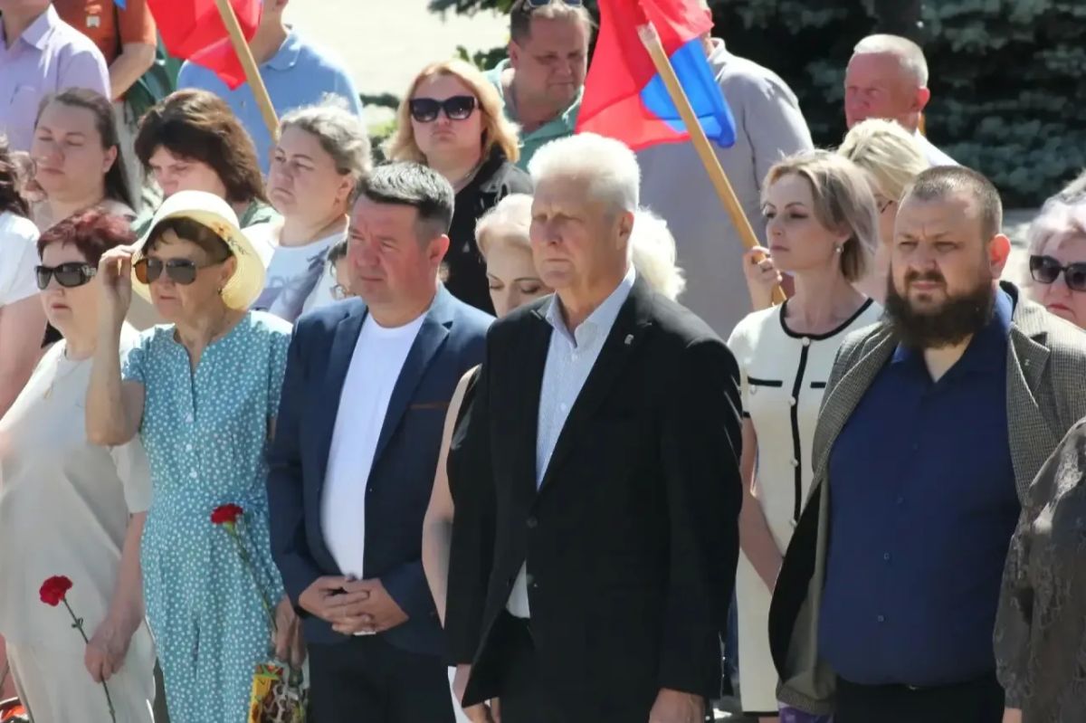 Сегодня в Краснодоне, в День памяти и скорби, мы провели торжественный митинг, посвященный началу Великой Отечественной войны Сегодня в Краснодоне, в День памяти и скорби, мы провели торжественный митинг, посвященный началу Великой Отечественной войны