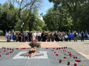 Сегодня, в День памяти и скорби, на площади Героев Великой Отечественной войны собрались руководители городских организаций и предприятий, представители духовенства, активисты местного отделения партии «Единая Россия»...