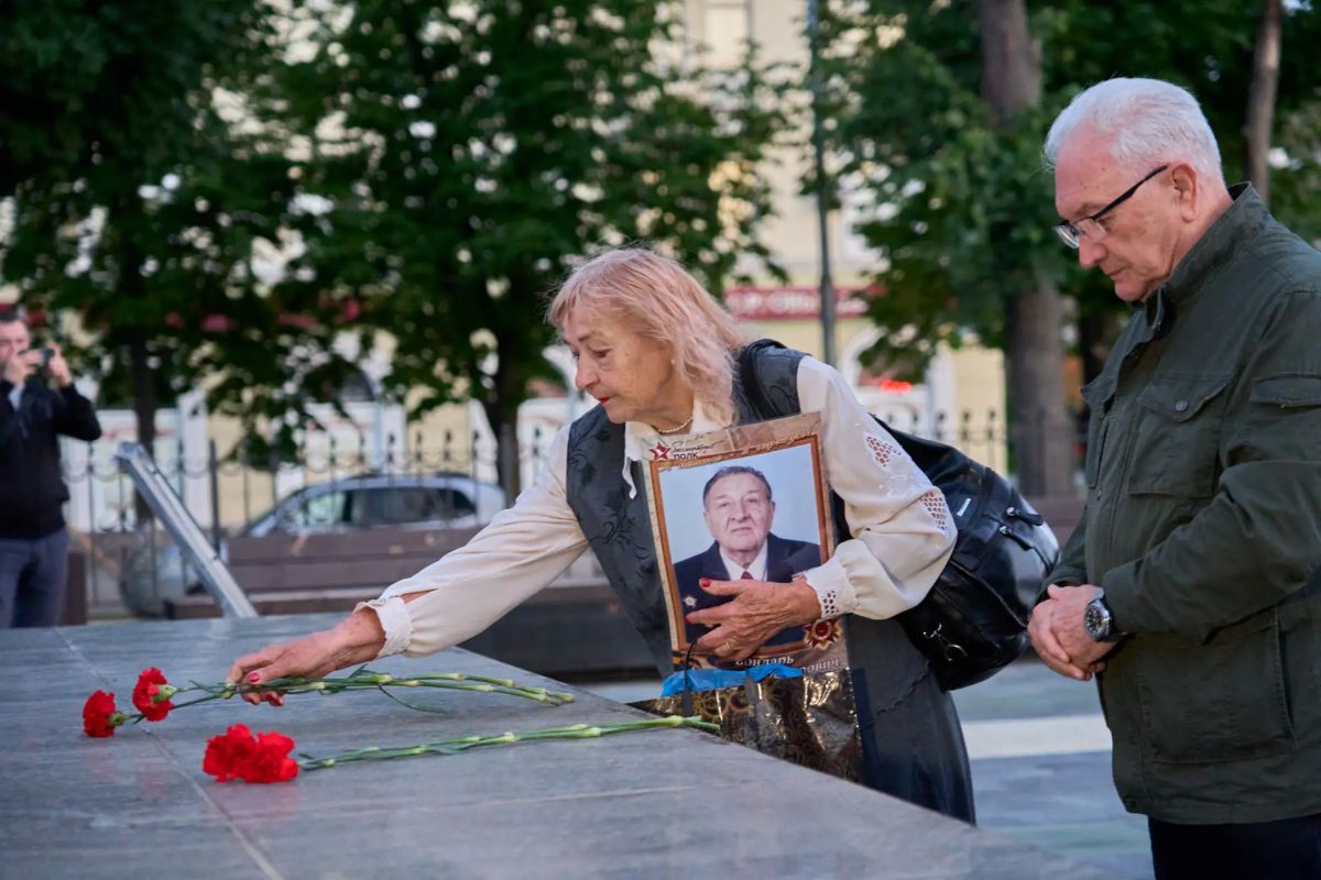 Михаил Голубович: Традиционно вместе с коллегами и молодёжью мы собрались у обелиска Героям Великой Отечественной войны и возложили лампадки и цветы в память о тех, кто отдал свою жизнь в годы Великой Отечественной войны... Михаил Голубович: Традиционно вместе с коллегами и молодёжью мы собрались у обелиска Героям Великой Отечественной войны и возложили лампадки и цветы в память о тех, кто отдал свою жизнь в годы Великой Отечественной войны...