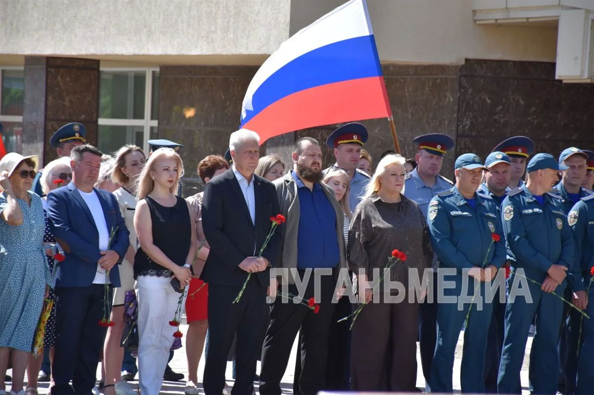 В Краснодоне прошел митинг в честь Дня памяти и скорби В Краснодоне прошел митинг в честь Дня памяти и скорби