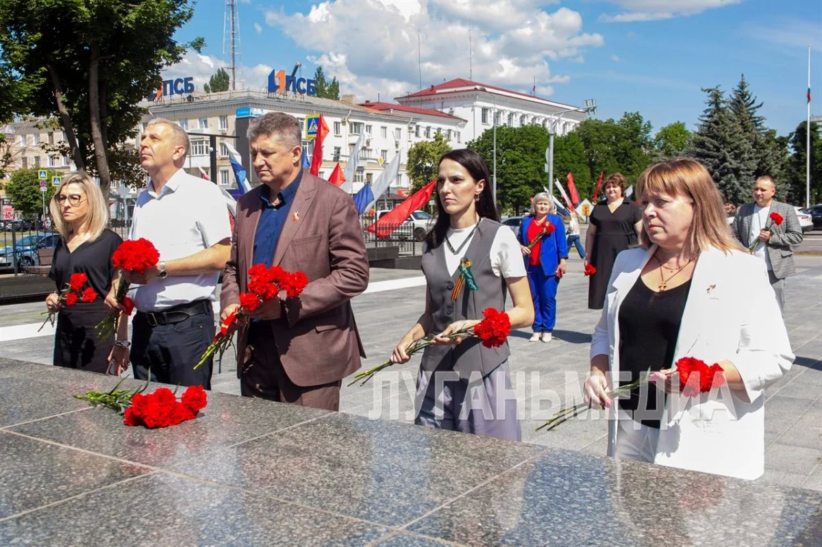 Луганчане возложили цветы к монументам в День памяти и скорби Луганчане возложили цветы к монументам в День памяти и скорби