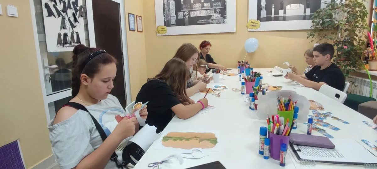 22 июня, в День памяти и скорби, в детском центре Перевальского районного исторического музея прошел особенный патриотический час "В сердцах 22 июня, в День памяти и скорби, в детском центре Перевальского районного исторического музея прошел особенный патриотический час "В сердцах