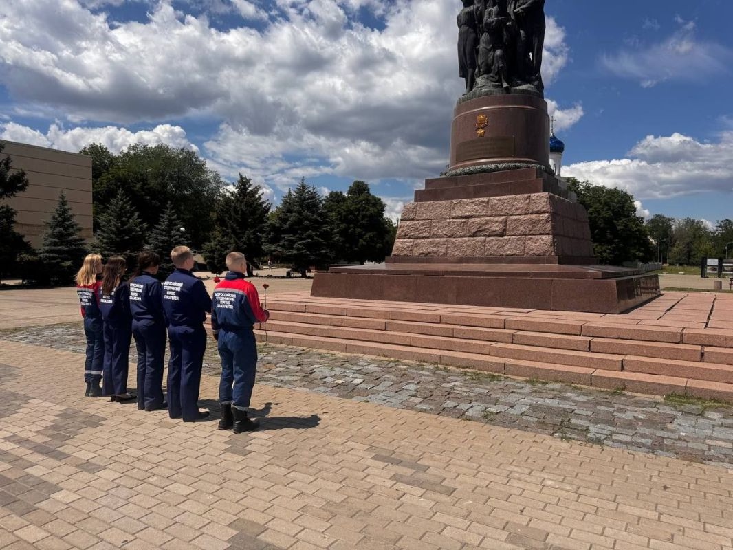 Студенты-спасатели почтили память героев минутой молчания