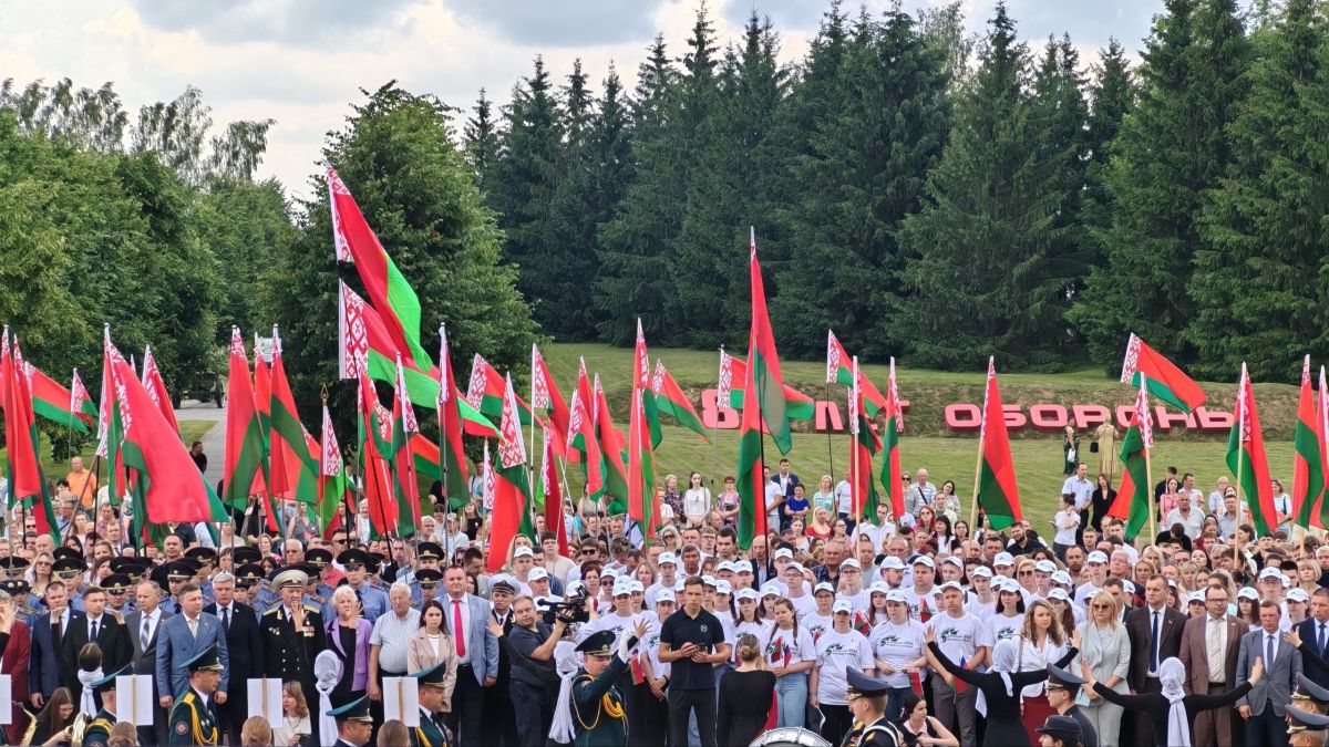 Руководитель отделения Посольства Российской Федерации в Могилёве, Республика Беларусь, Владислав Дейнего вместе с руководством области и города принял участие в патриотической акции «Звон скорби» 22 июня на Буйническом поле... Руководитель отделения Посольства Российской Федерации в Могилёве, Республика Беларусь, Владислав Дейнего вместе с руководством области и города принял участие в патриотической акции «Звон скорби» 22 июня на Буйническом поле...