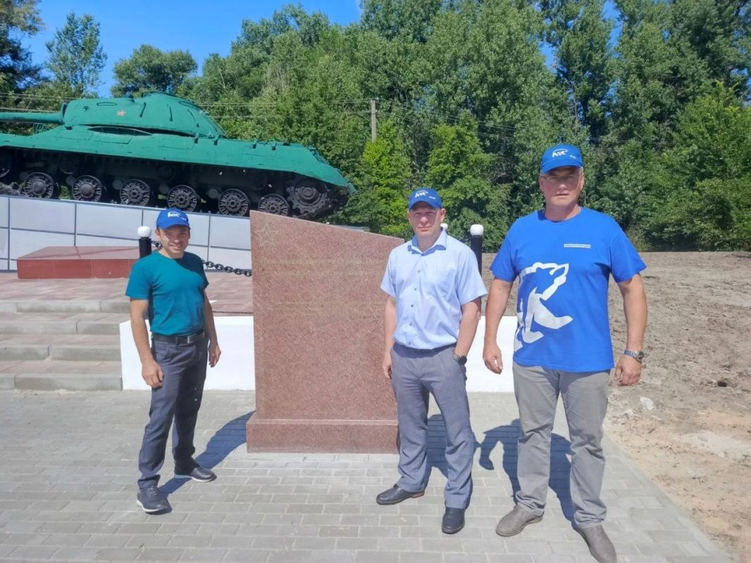 Единороссы проинспектировали выполнение капитального ремонта памятника «Танк – танкистам-освободителям Станицы Луганской от немецко-фашистских захватчиков» Единороссы проинспектировали выполнение капитального ремонта памятника «Танк – танкистам-освободителям Станицы Луганской от немецко-фашистских захватчиков»