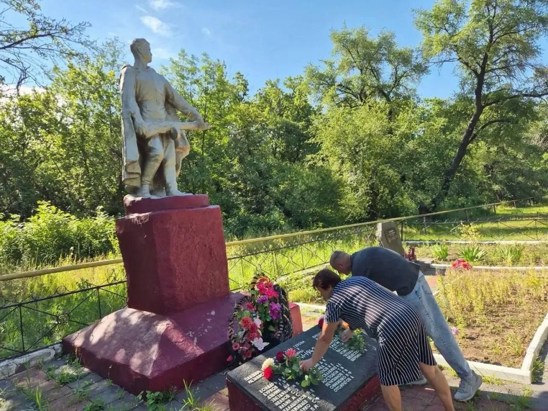 Сергей Колягин: В День памяти и скорби жители разных уголков нашего городского округа собрались у исторических мест, посвященных Великой Отечественной войне, чтобы почтить память земляков, павших в борьбе с фашизмом в 1941 -... Сергей Колягин: В День памяти и скорби жители разных уголков нашего городского округа собрались у исторических мест, посвященных Великой Отечественной войне, чтобы почтить память земляков, павших в борьбе с фашизмом в 1941 -...