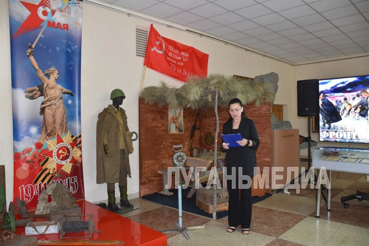 В Краснодонском музее открылась выставка «Фронтовая правда» В Краснодонском музее открылась выставка «Фронтовая правда»