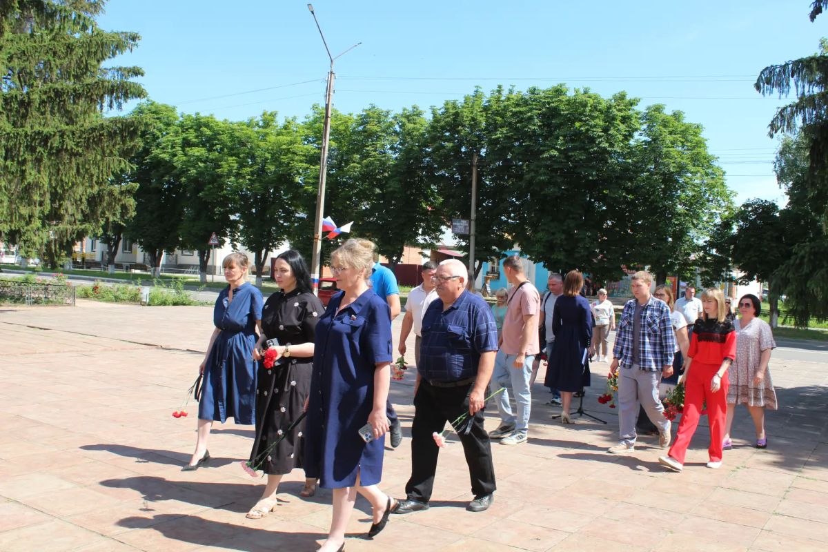Сегодня, в День памяти и скорби, в Новопскове состоялся митинг у мемориала советским воинам, подпольщикам и землякам Сегодня, в День памяти и скорби, в Новопскове состоялся митинг у мемориала советским воинам, подпольщикам и землякам