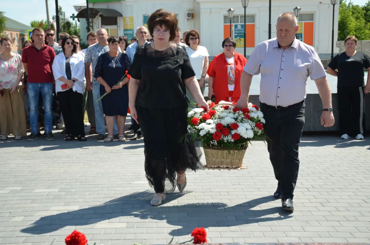 Память, объединяющая поколения: Новоайдарский округ почтил память о героях Память, объединяющая поколения: Новоайдарский округ почтил память о героях