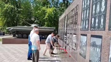 Стахановчане возложили цветы в День памяти и скорби